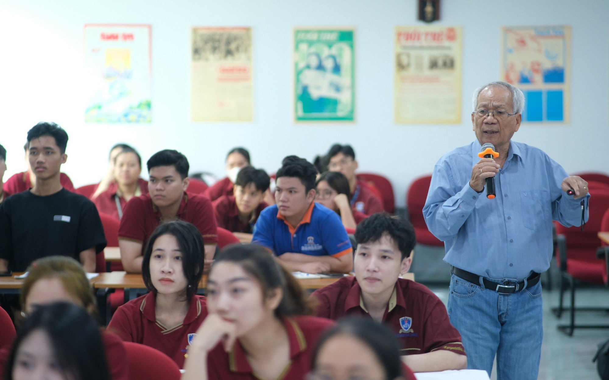 Sinh viên học truyền thông tại cơ quan báo chí
