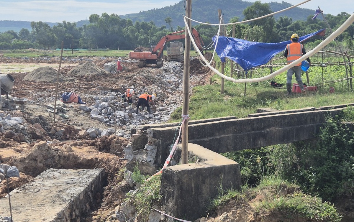 Th&ocirc;ng tin mới vụ x&acirc;y nh&agrave; m&aacute;y, ph&aacute; lu&ocirc;n k&ecirc;nh thủy lợi- Ảnh 2.