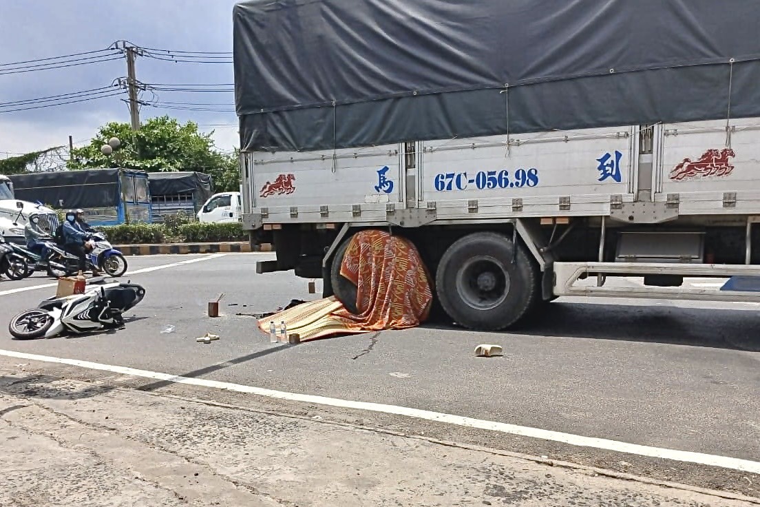 Tai nạn nghi&ecirc;m trọng ngay cổng khu c&ocirc;ng nghiệp S&oacute;ng Thần- Ảnh 1.