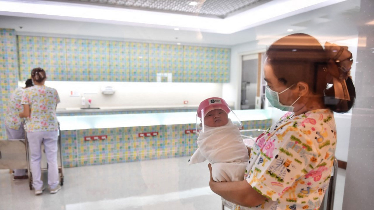 Chính phủ Thái Lan đang khuyến khích các gia đình sinh con Ảnh: THAIPBSWORLD