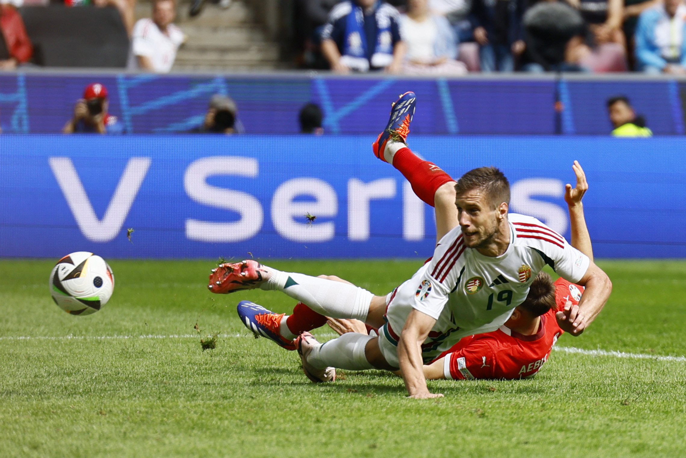 Barnabas Varga đ&aacute;nh đầu r&uacute;t ngắn c&aacute;ch biệt c&ograve;n 1-2 cho Hungary