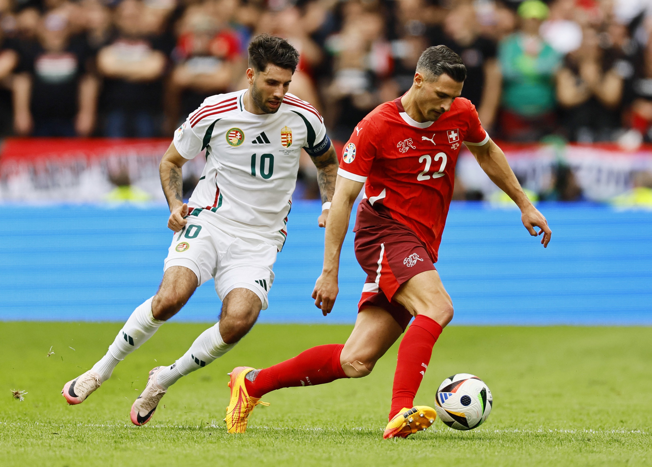 Dominik Szoboszlai (10, Hungary) đối đầu cùng Fabian Schar