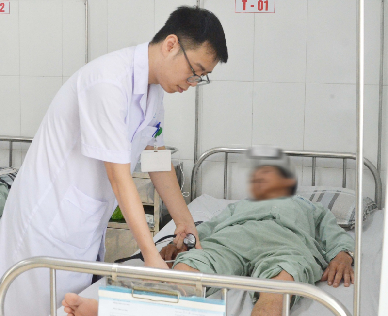 Làm việc dưới trời nắng nóng, 2 người bị mất nước, suy thận cấp- Ảnh 1.