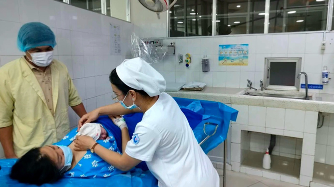 Nh&acirc;n vi&ecirc;n y tế Bệnh viện Từ Dũ (TP HCM) chăm s&oacute;c mẹ v&agrave; b&eacute; ngay sau sinh