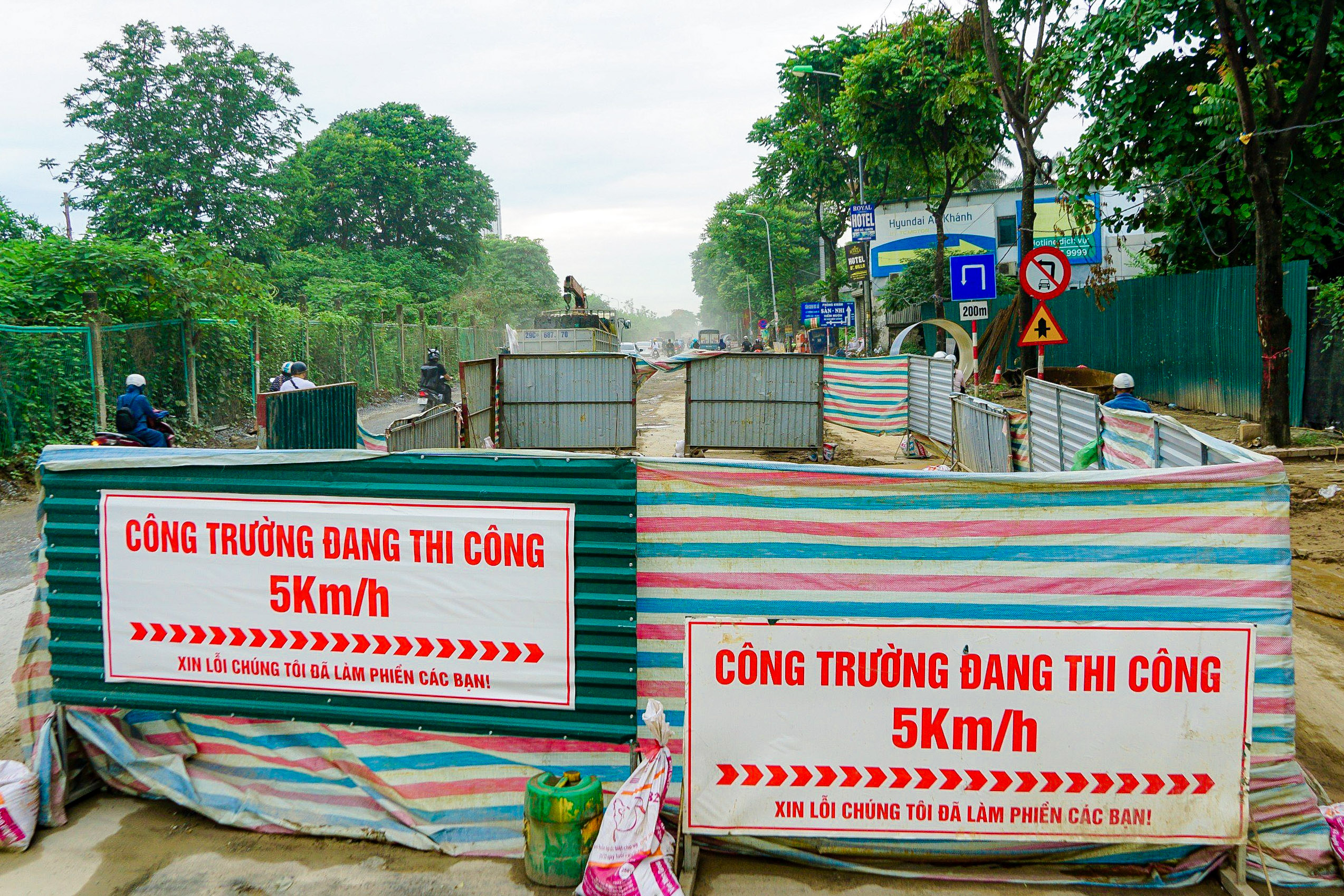 Cận cảnh những l&ocirc; cốt giữa đường gom đại lộ Thăng Long- Ảnh 4.