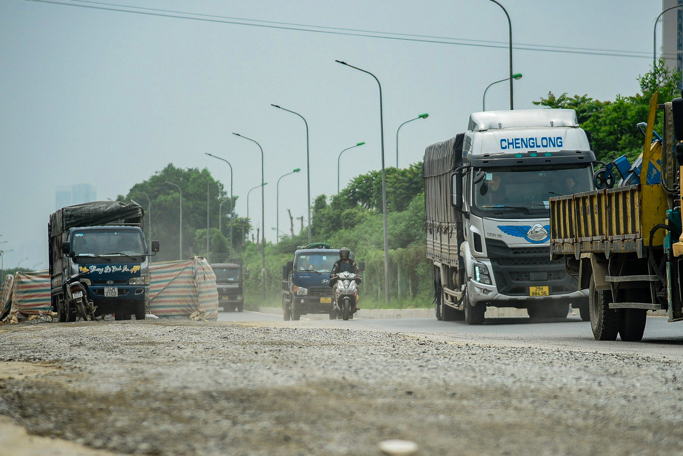 Cận cảnh những l&ocirc; cốt giữa đường gom đại lộ Thăng Long- Ảnh 12.