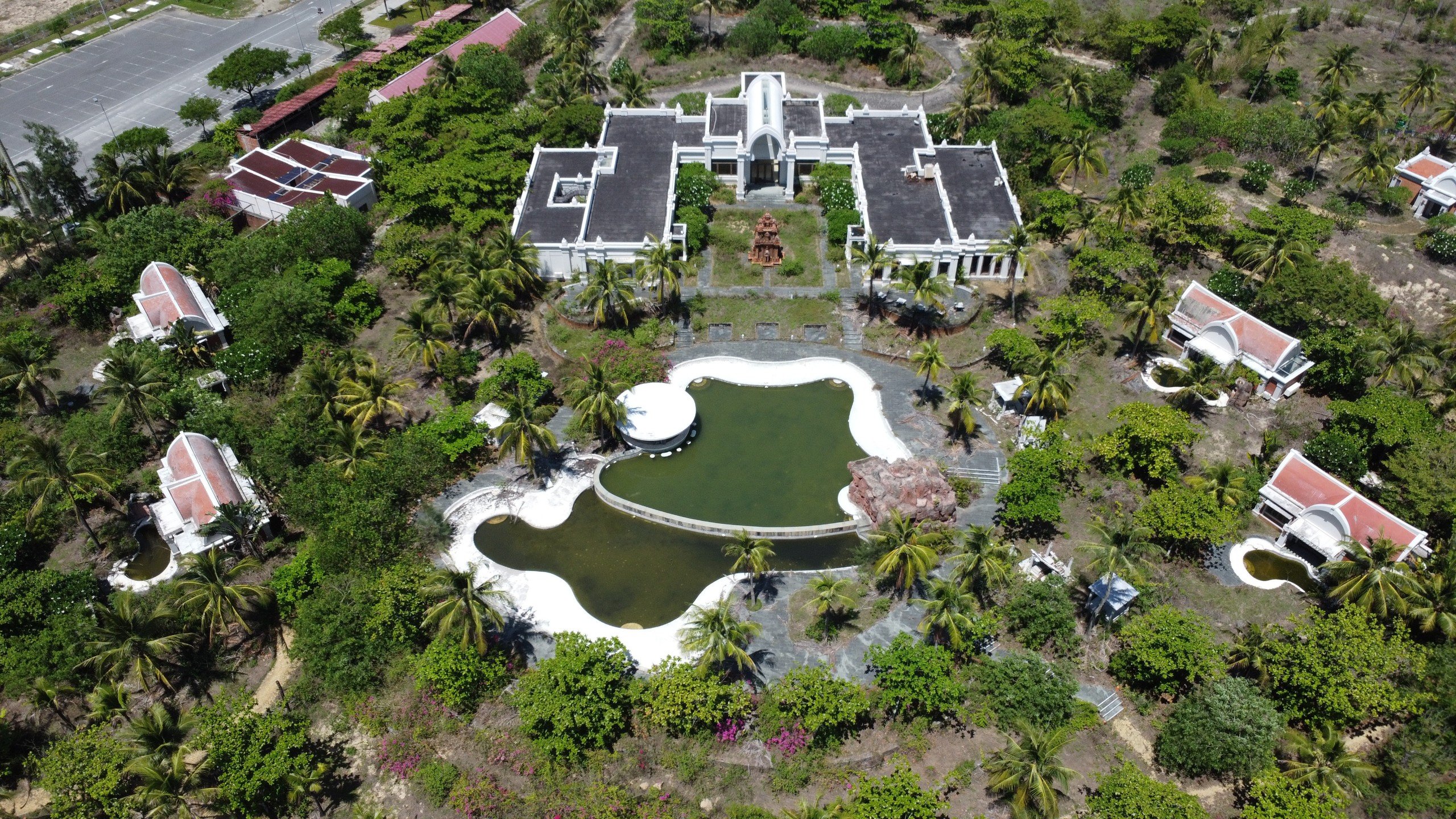 Resort triệu đô bỏ hoang ven biển Đà Nẵng- Ảnh 2.