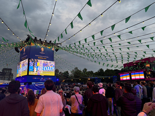 Một khu fanzone ở Berlin trong thời gian diễn ra trận khai mạc Đức - Scotland