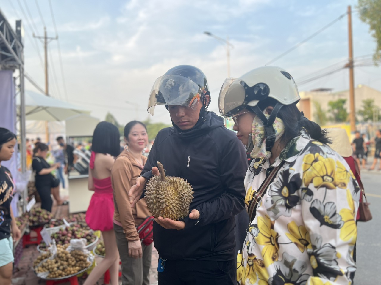 D&ograve;ng người nườm nượp đổ về L&aacute;i Thi&ecirc;u &ldquo;săn&rdquo; đặc sản - Ảnh 7.