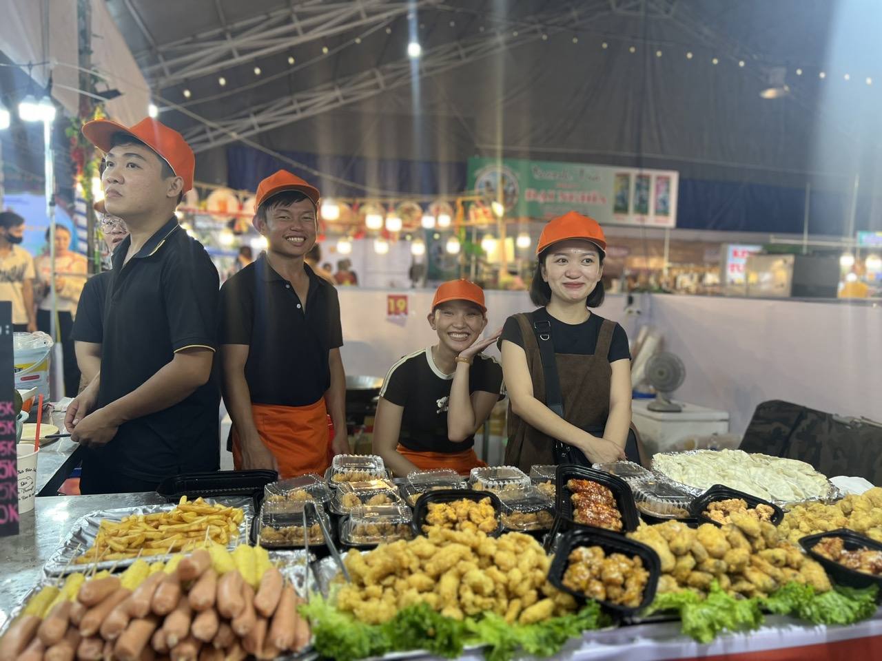 D&ograve;ng người nườm nượp đổ về L&aacute;i Thi&ecirc;u &ldquo;săn&rdquo; đặc sản - Ảnh 11.
