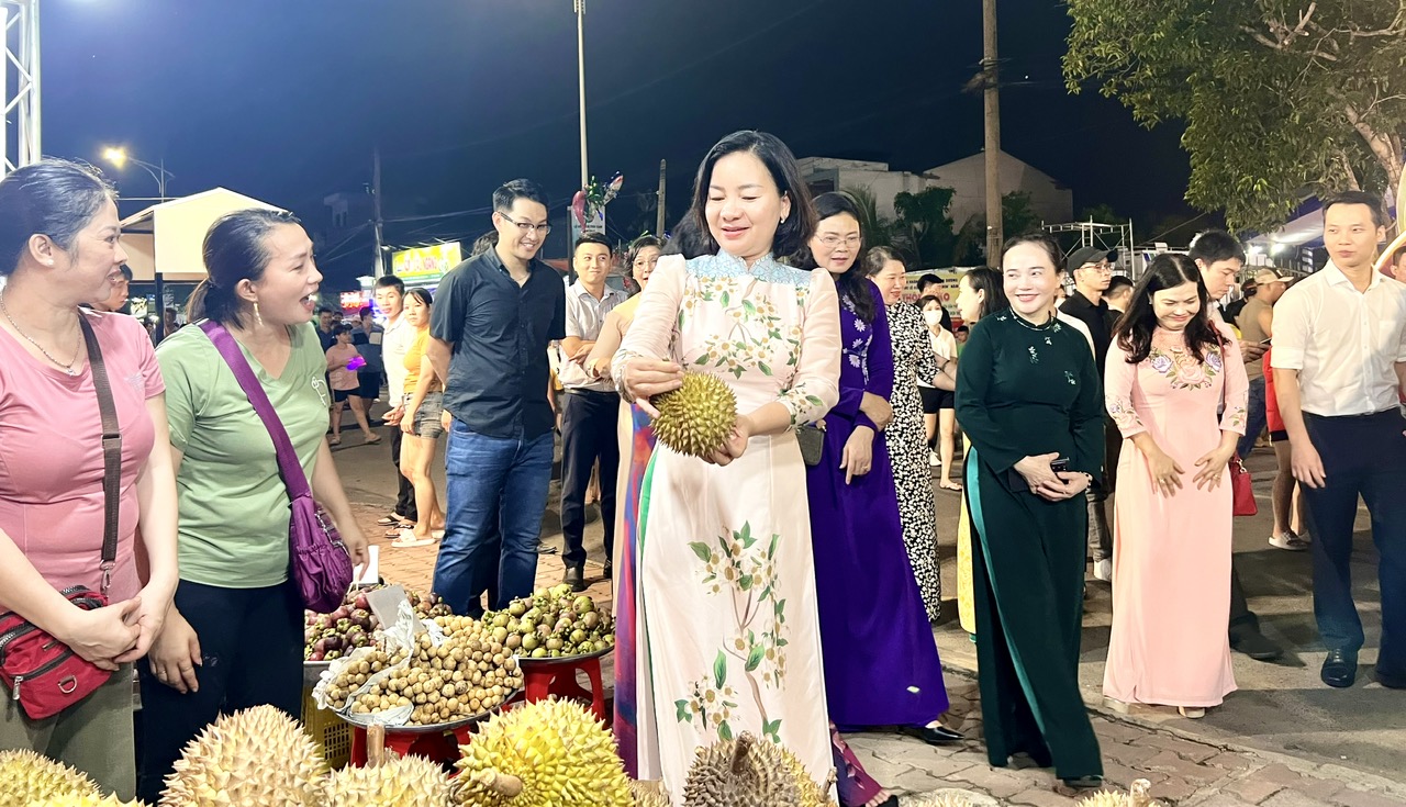 D&ograve;ng người nườm nượp đổ về L&aacute;i Thi&ecirc;u &ldquo;săn&rdquo; đặc sản - Ảnh 5.