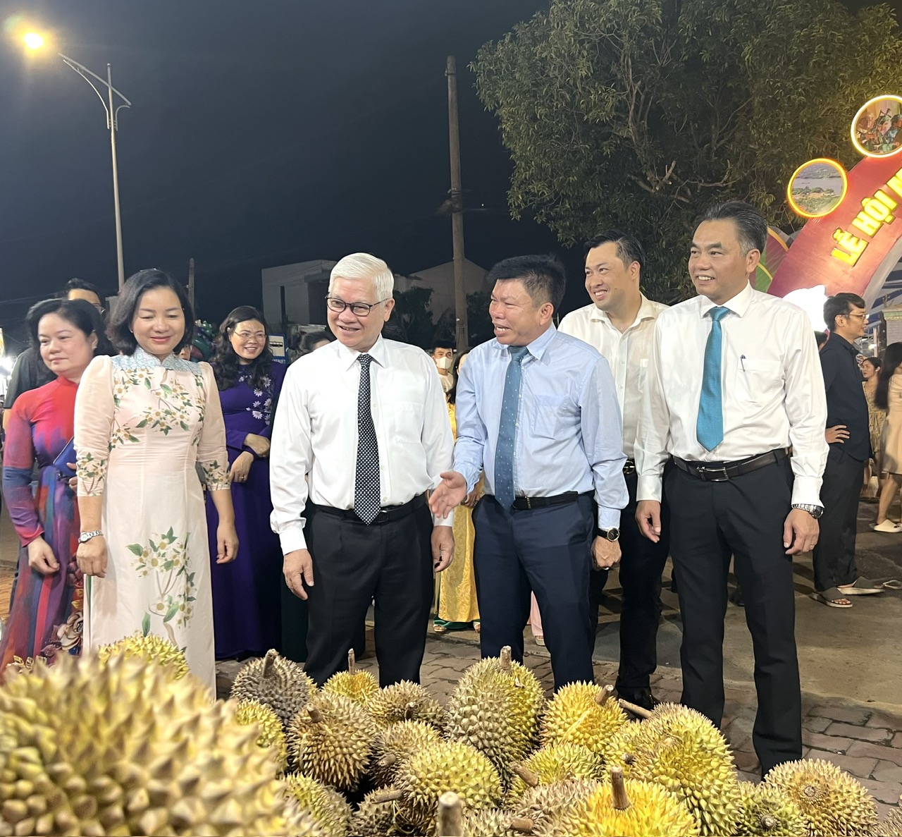 D&ograve;ng người nườm nượp đổ về L&aacute;i Thi&ecirc;u &ldquo;săn&rdquo; đặc sản - Ảnh 3.