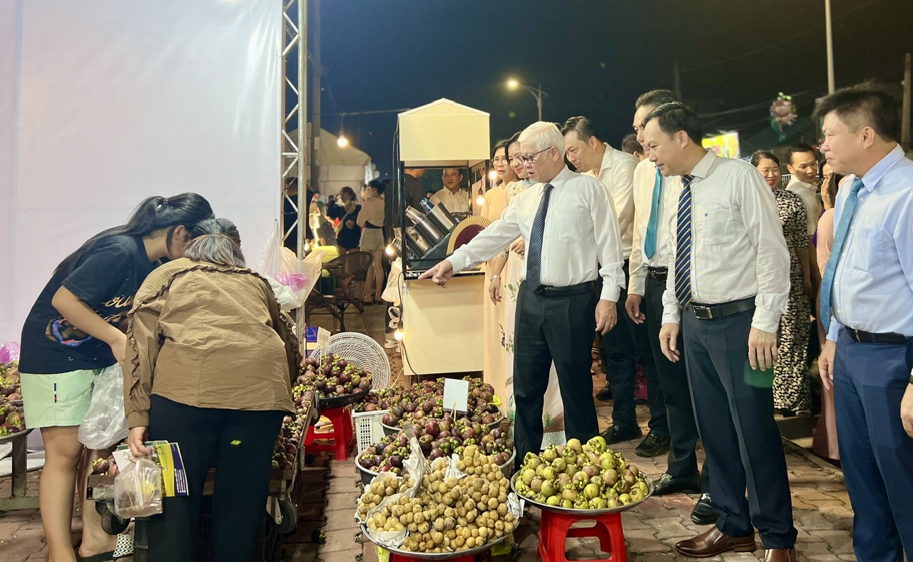 D&ograve;ng người nườm nượp đổ về L&aacute;i Thi&ecirc;u &ldquo;săn&rdquo; đặc sản - Ảnh 2.