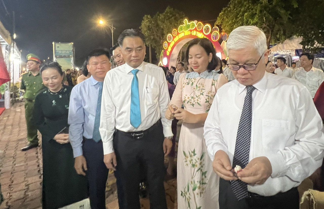 D&ograve;ng người nườm nượp đổ về L&aacute;i Thi&ecirc;u &ldquo;săn&rdquo; đặc sản - Ảnh 4.