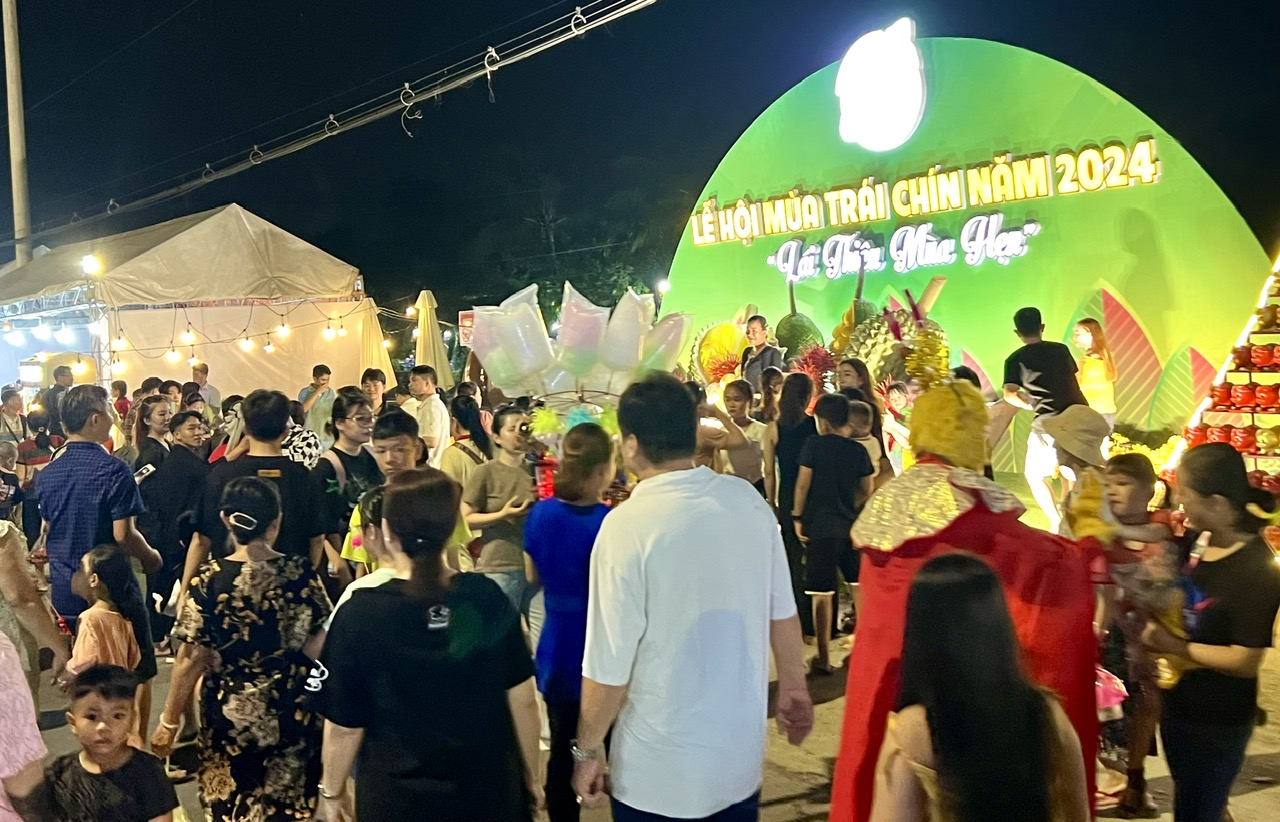 D&ograve;ng người nườm nượp đổ về L&aacute;i Thi&ecirc;u &ldquo;săn&rdquo; đặc sản - Ảnh 12.