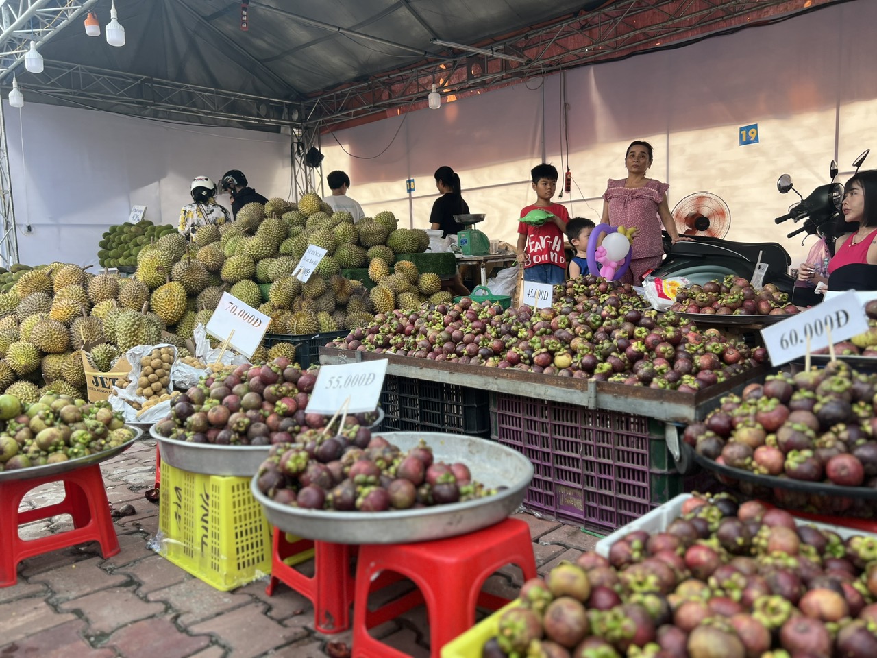 D&ograve;ng người nườm nượp đổ về L&aacute;i Thi&ecirc;u &ldquo;săn&rdquo; đặc sản - Ảnh 8.