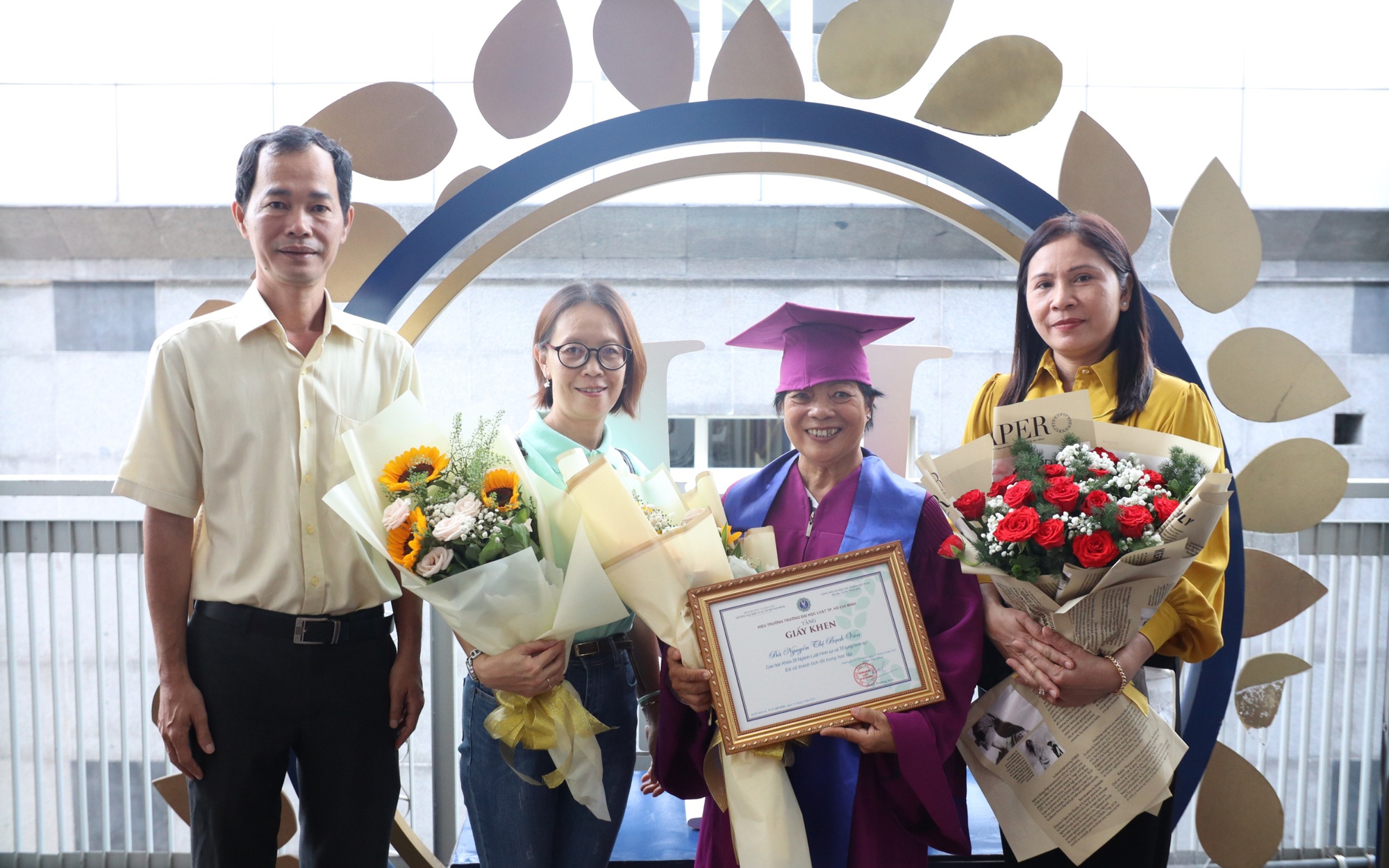 Tân thạc sĩ luật nhận bằng ở tuổi U70