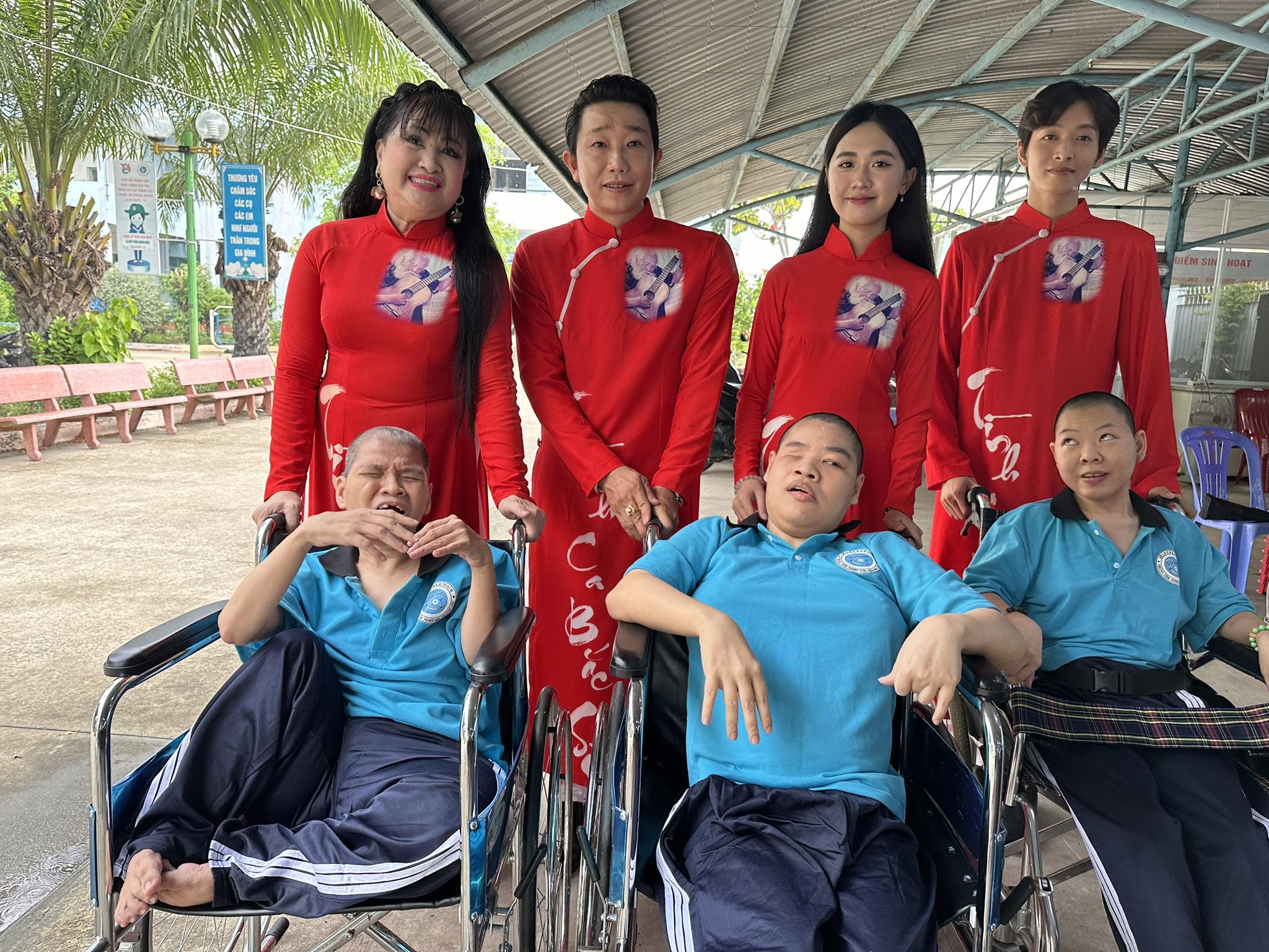 Gia đ&igrave;nh nhạc sĩ Bắc Sơn mang m&oacute;n ăn tinh thần đến người gi&agrave; neo đơn, trẻ em mồ c&ocirc;i- Ảnh 2.