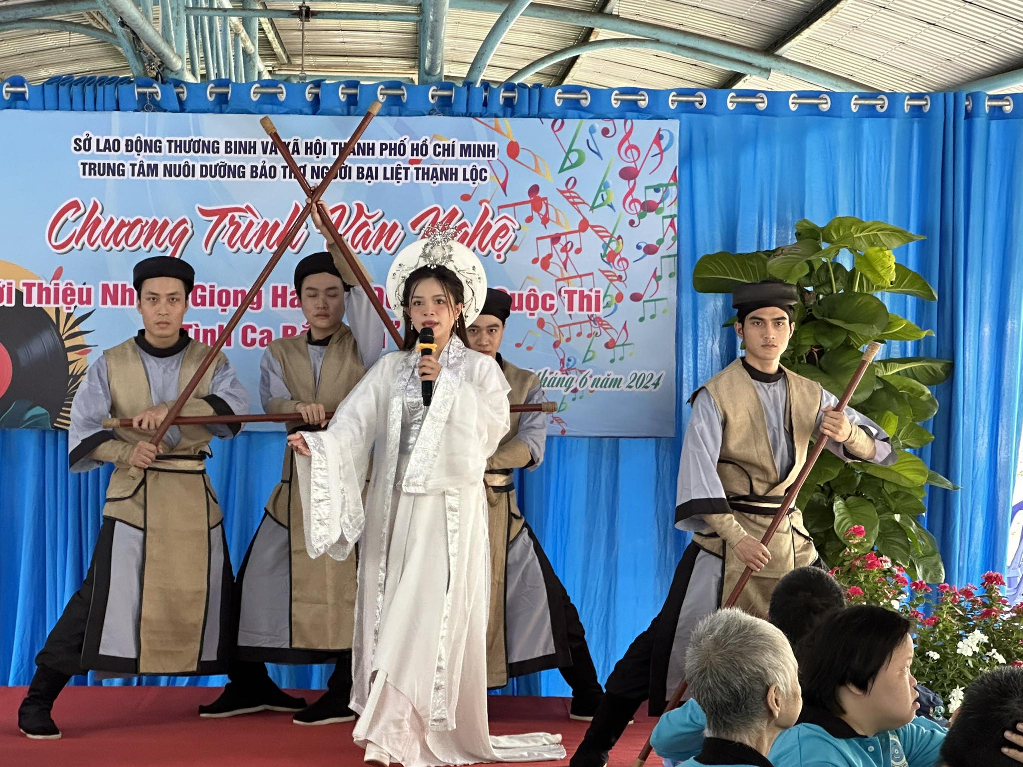 Gia đ&igrave;nh nhạc sĩ Bắc Sơn mang m&oacute;n ăn tinh thần đến người gi&agrave; neo đơn, trẻ em mồ c&ocirc;i- Ảnh 3.