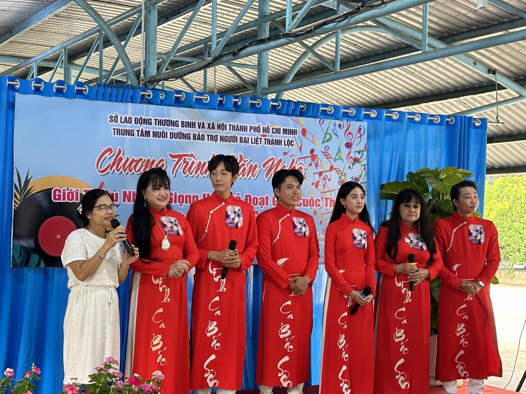 Gia đ&igrave;nh nhạc sĩ Bắc Sơn mang m&oacute;n ăn tinh thần đến người gi&agrave; neo đơn, trẻ em mồ c&ocirc;i- Ảnh 1.