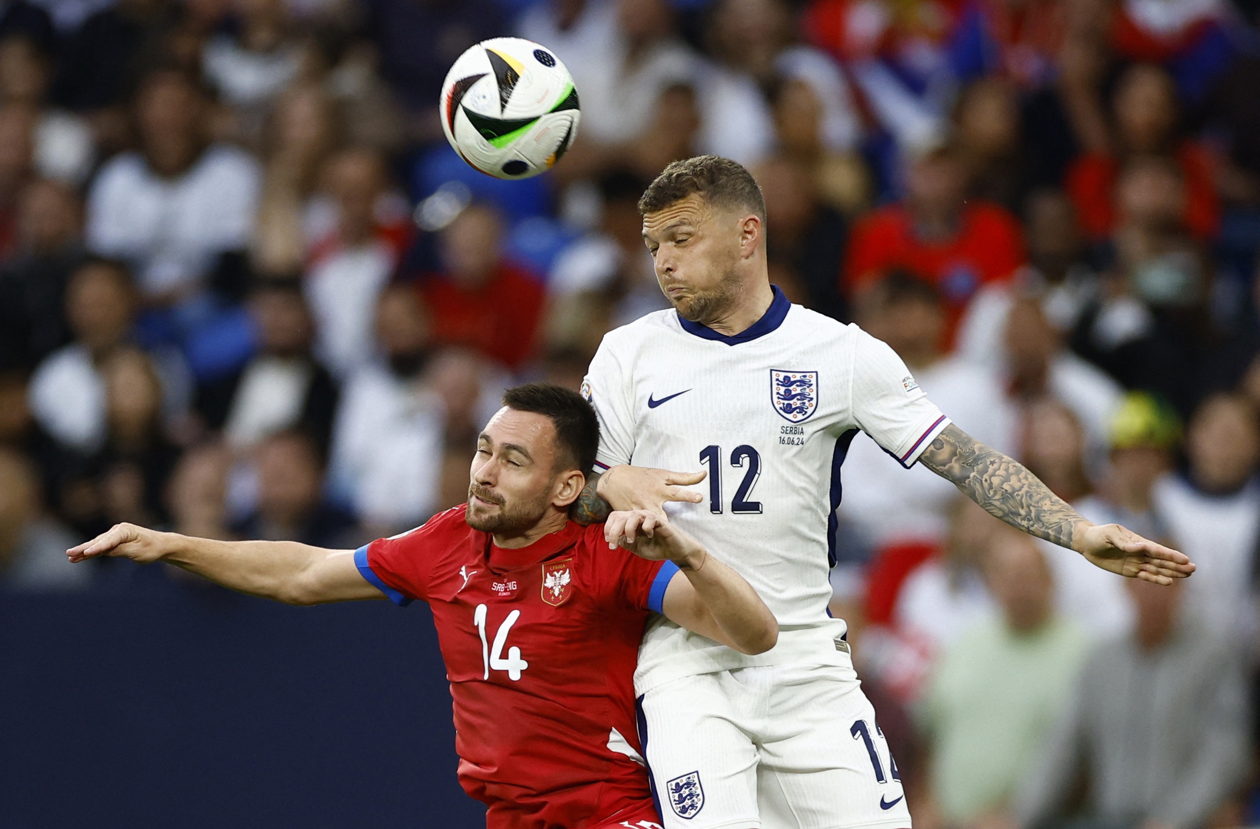 Andrija Zivkovic tranh chấp b&oacute;ng quyết liệt với Kieran Trippier (12, Anh)