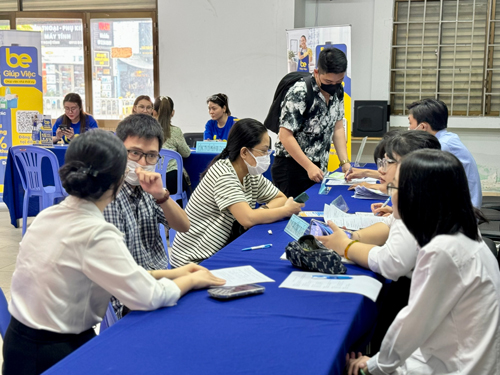 Người lao động đến ngày hội việc làm để được tư vấn và làm hồ sơ hưởng trợ cấp thất nghiệpẢnh: NGỌC ANH