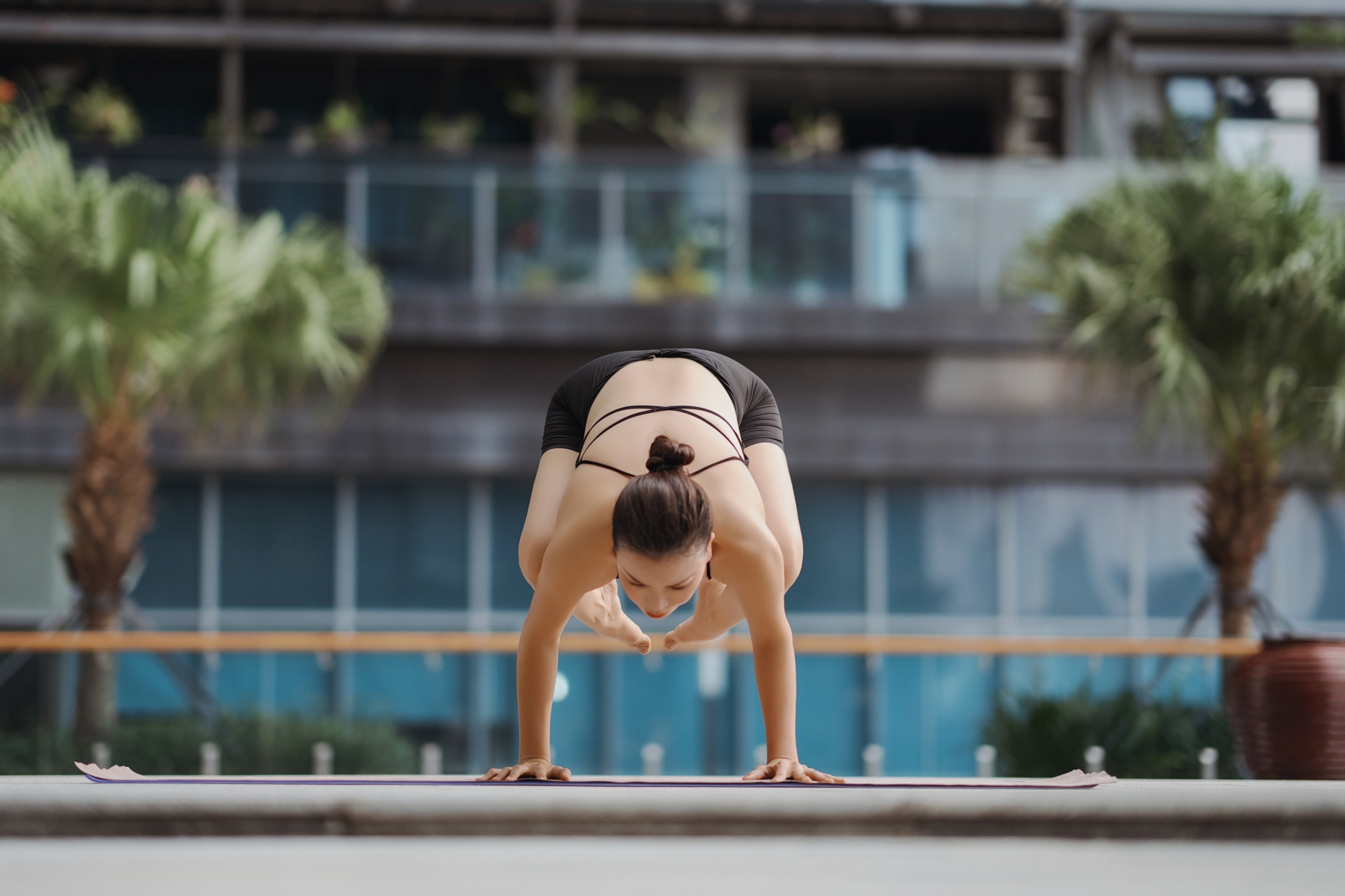 Tr&agrave; Ngọc Hằng v&agrave; con g&aacute;i trổ t&agrave;i yoga- Ảnh 5.