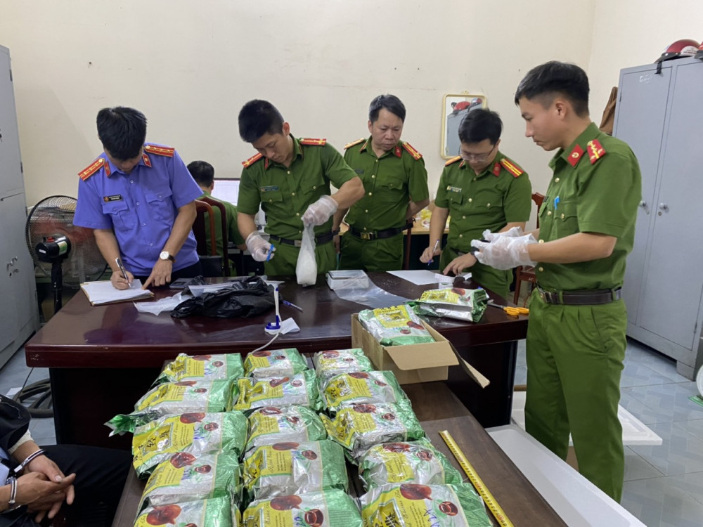 Bắt giữ vợ chồng vận chuyển 30kg ma tuý đá từ Lào về Việt Nam- Ảnh 2.
