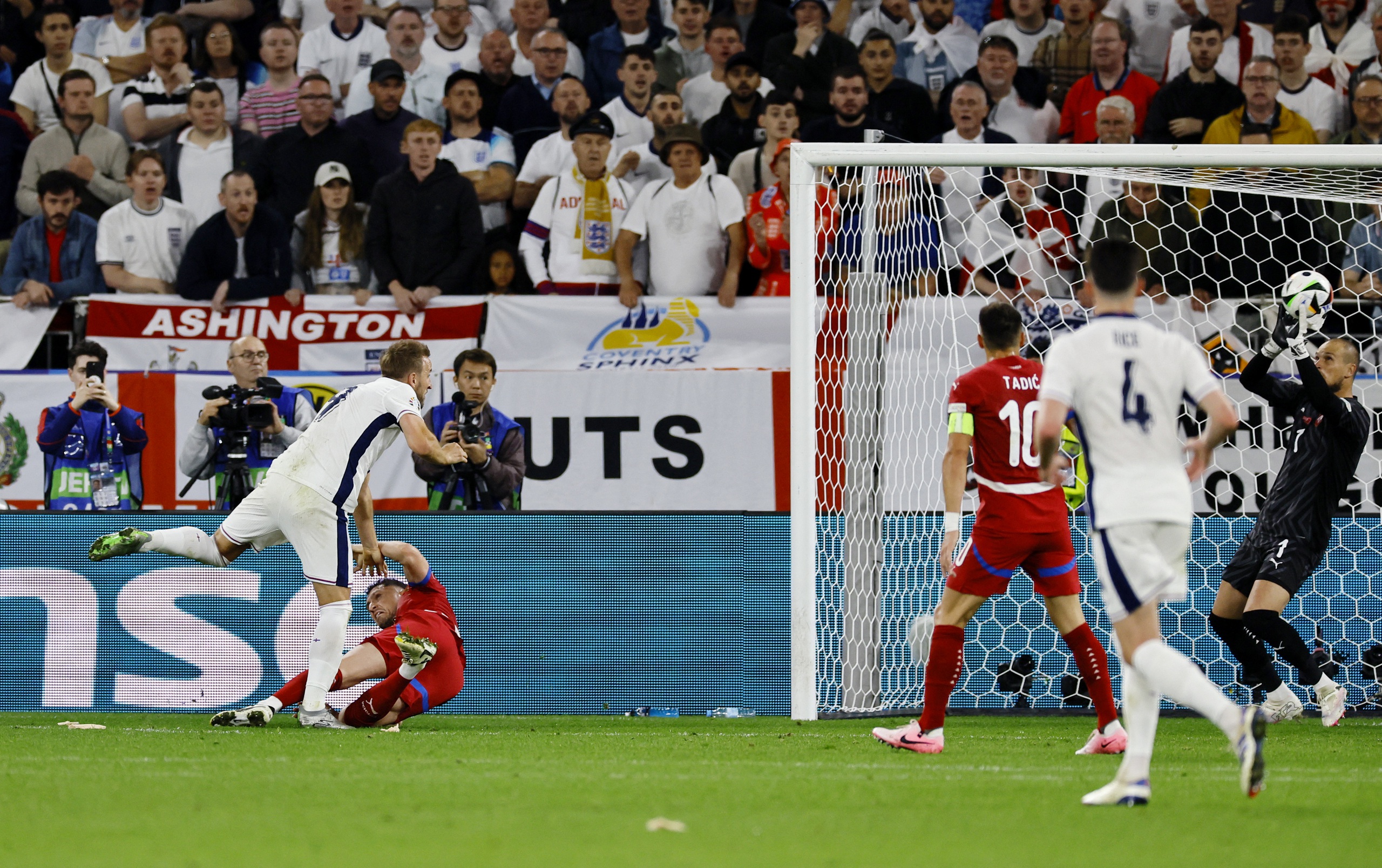 Euro 2024: Sao 150 triệu bảng Jude Bellingham tỏa s&aacute;ng, tuyển Anh đ&aacute;nh bại Serbia- Ảnh 7.