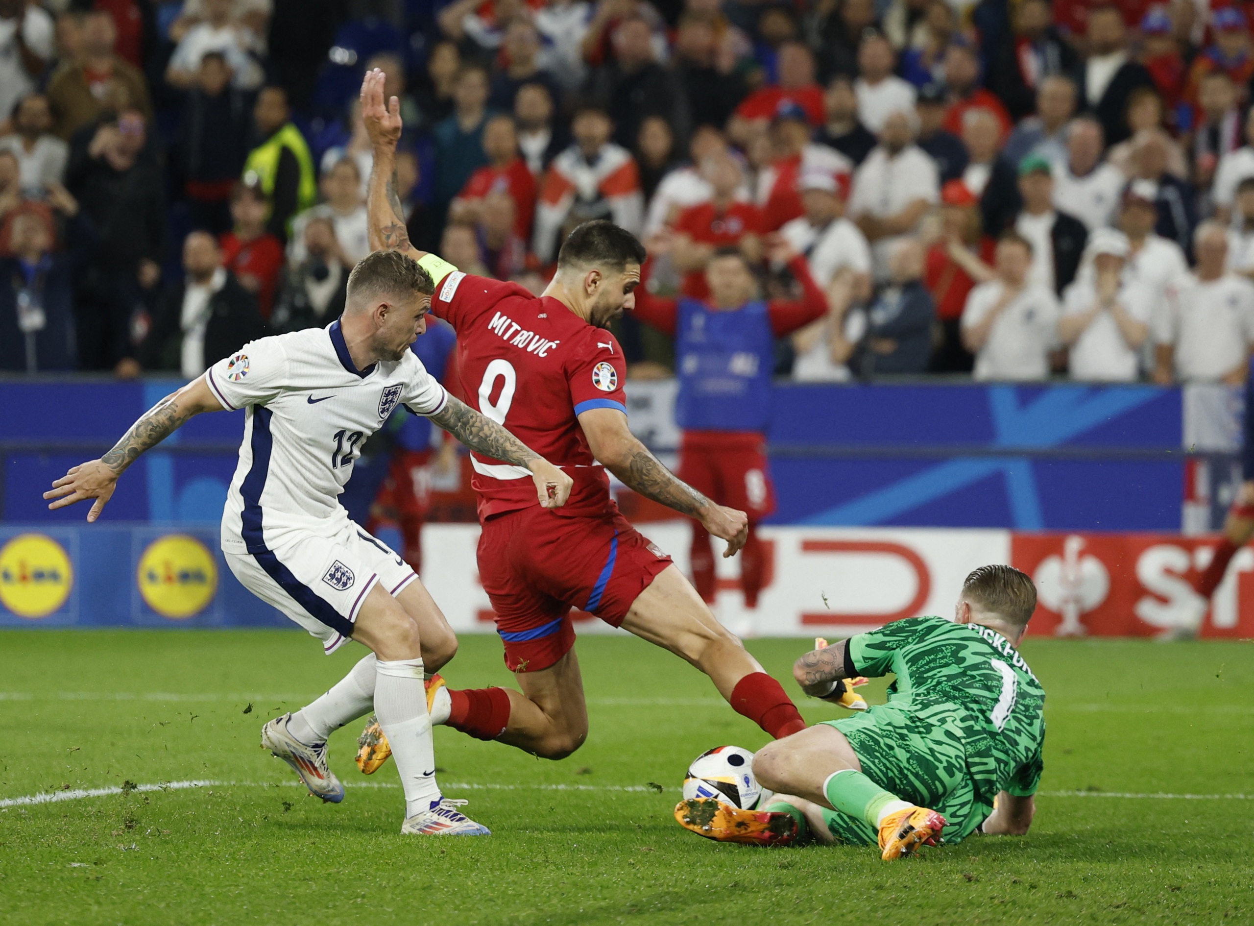 Aleksandar Mitrovic đối mặt bất th&agrave;nh với Jordan Pickford