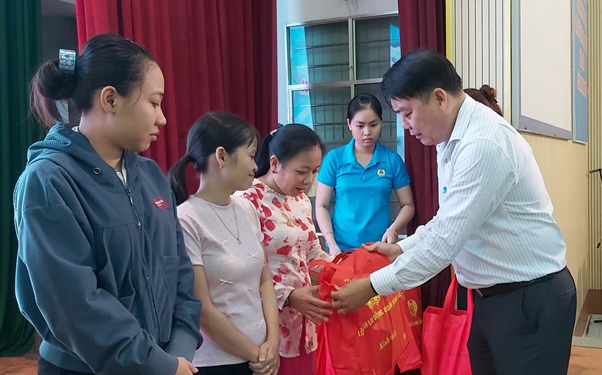 Ông Nguyễn Văn Hải - Chủ tịch LĐLĐ quận Bình Tân, TP HCM - trao quà cho đoàn viên Nghiệp đoàn Mầm non khó khăn Ảnh: M.CHI