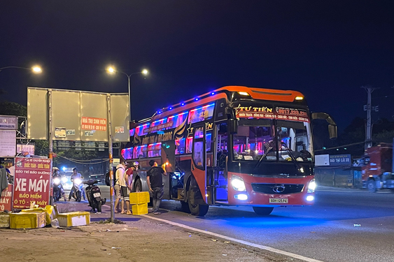 Xe đón trả khách tại Quốc lộ 1, phường Linh Trung, TP Thủ Đức