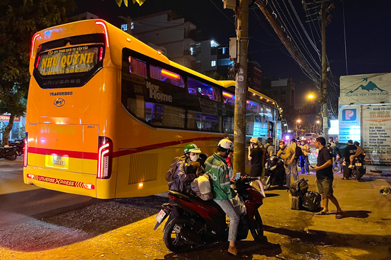 Xe Như Quỳnh đón khách trên Quốc lộ 13, phường 26, quận Bình Thạnh