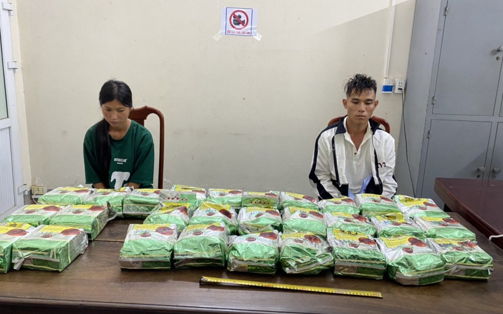 Bắt giữ vợ chồng vận chuyển 30kg ma tu&yacute; đ&aacute; từ L&agrave;o về Việt Nam