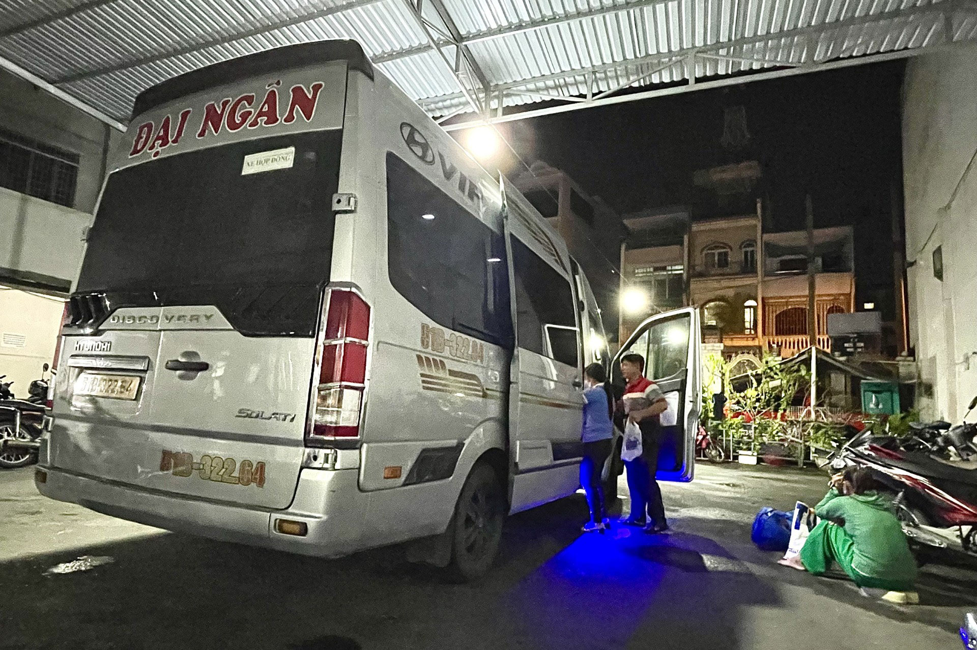 Xe Đại Ngân ra vào liên tục tại địa điểm ở phường 6, quận 5 Ảnh: ANH VŨ