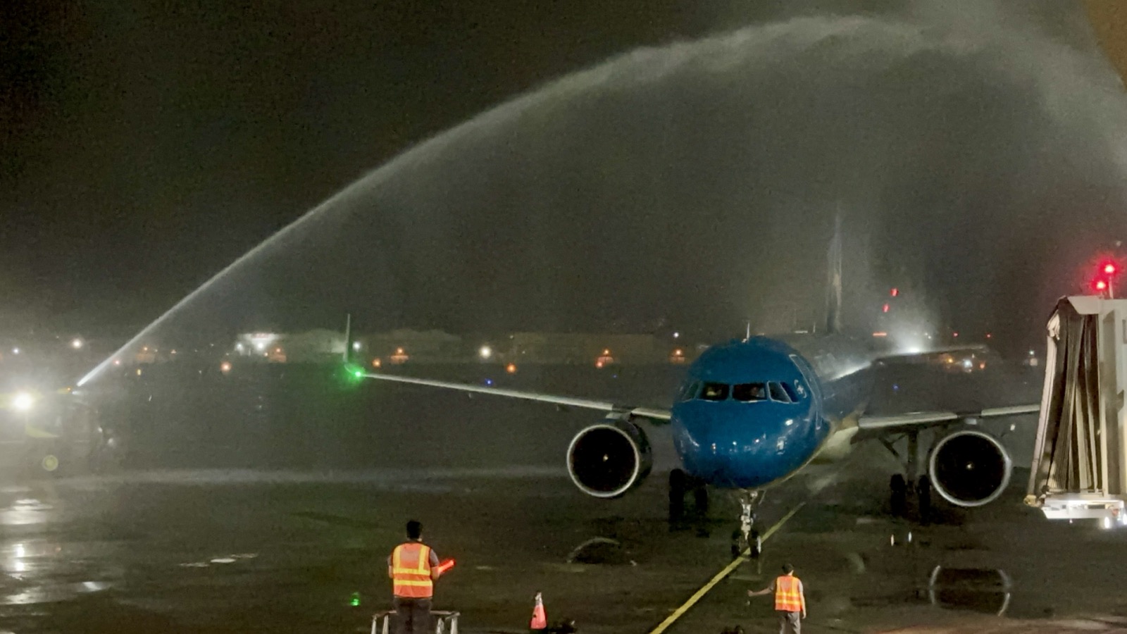 Nghi thức v&ograve;i rồng ch&agrave;o đ&oacute;n chuyến bay tại Manila