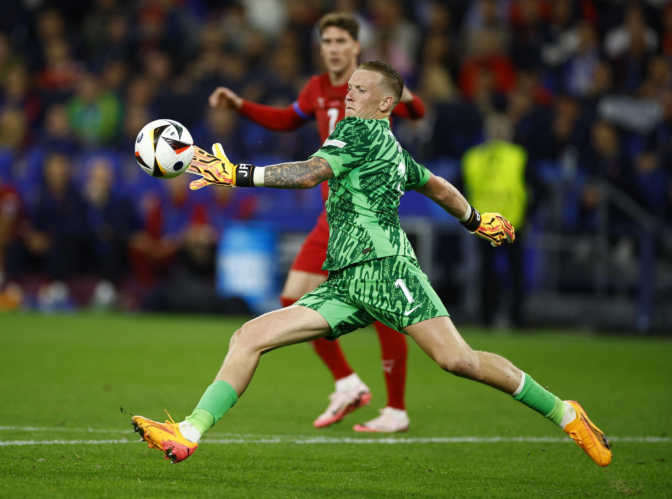 Euro 2024: Tuyển Anh thắng nhọc, thủ m&ocirc;n Pickford s&aacute;nh ngang huyền thoại- Ảnh 7.
