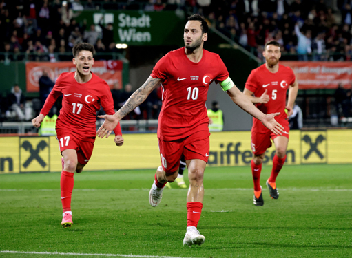 Arda Guler (trái) và “nhạc trưởng” Hakan Calhanoglu (giữa) là 2 ngôi sao tấn công của Thổ Nhĩ Kỳ ở Euro 2024 Ảnh: REUTERS