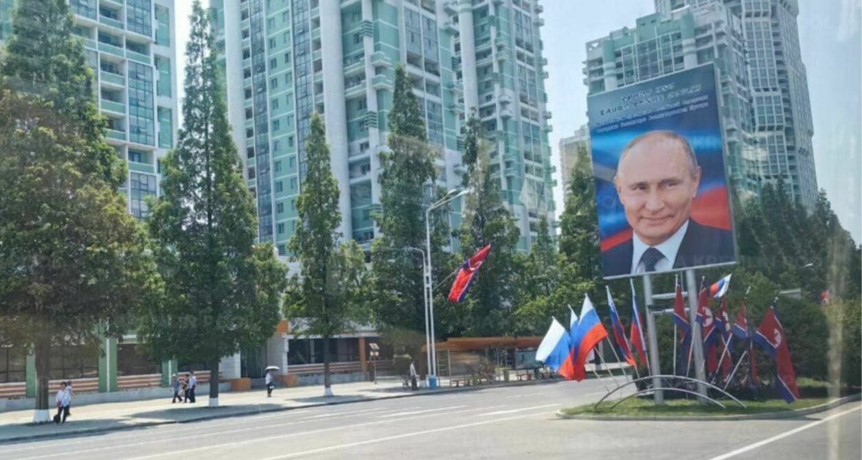 H&igrave;nh ch&acirc;n dung Tổng thống Nga Vladimir Putin tr&ecirc;n đường phố B&igrave;nh Nhưỡng - Triều Ti&ecirc;n v&agrave;o ng&agrave;y 18-6 Ảnh: NK News