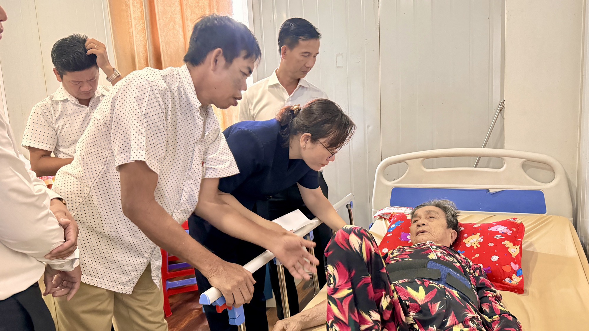 C&acirc;y đổ khi mưa lớn k&egrave;m gi&ocirc;ng lốc: Khẩn trương xử l&yacute; hiện trường - Ảnh 3.