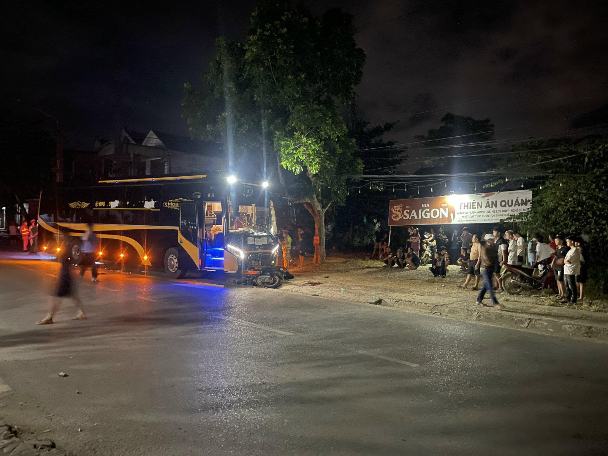 2 thanh ni&ecirc;n đi xe m&aacute;y tử vong sau c&uacute; t&ocirc;ng trực diện v&agrave;o &ocirc; t&ocirc; kh&aacute;ch- Ảnh 1.
