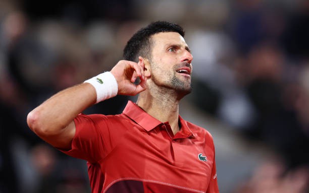 Thắng lúc 3 giờ sáng, Djokovic cân bằng kỷ lục của Federer