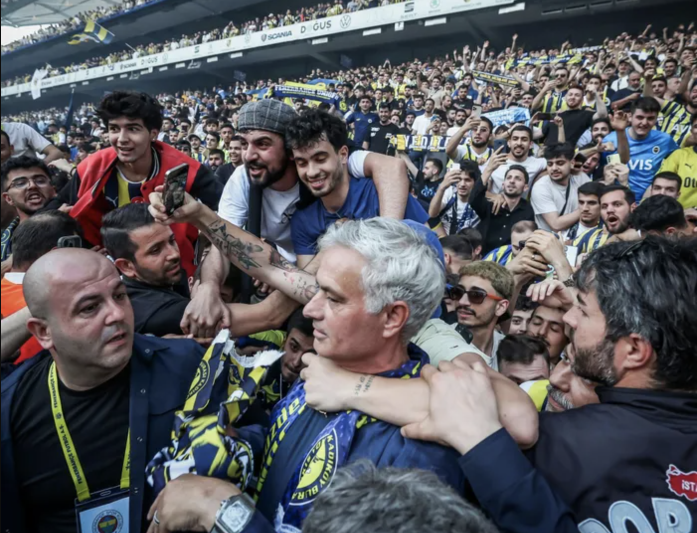 HLV Mourinho tạo cơn sốt trong ng&agrave;y ra mắt "đại gia" Thổ Nhĩ Kỳ- Ảnh 1.