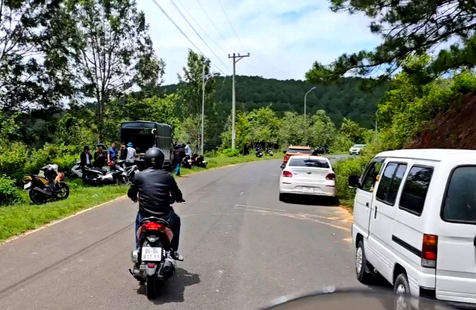 Vụ ph&aacute;t hiện ch&acirc;n người ở Đ&agrave; Lạt: C&ocirc;ng an th&ocirc;ng b&aacute;o về c&aacute;c đặc điểm nhận dạng nạn nh&acirc;n- Ảnh 1.