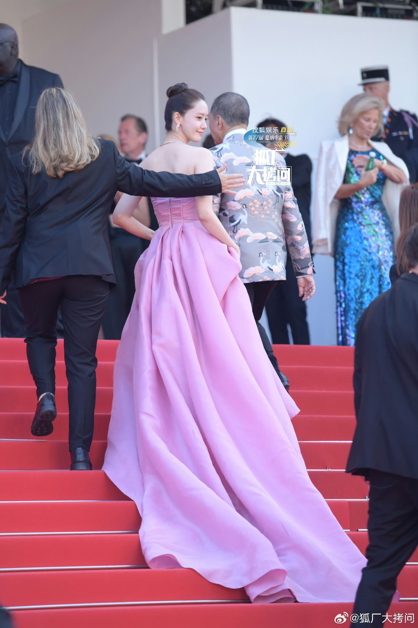 Mỹ nhân khởi kiện Cannes vì bị