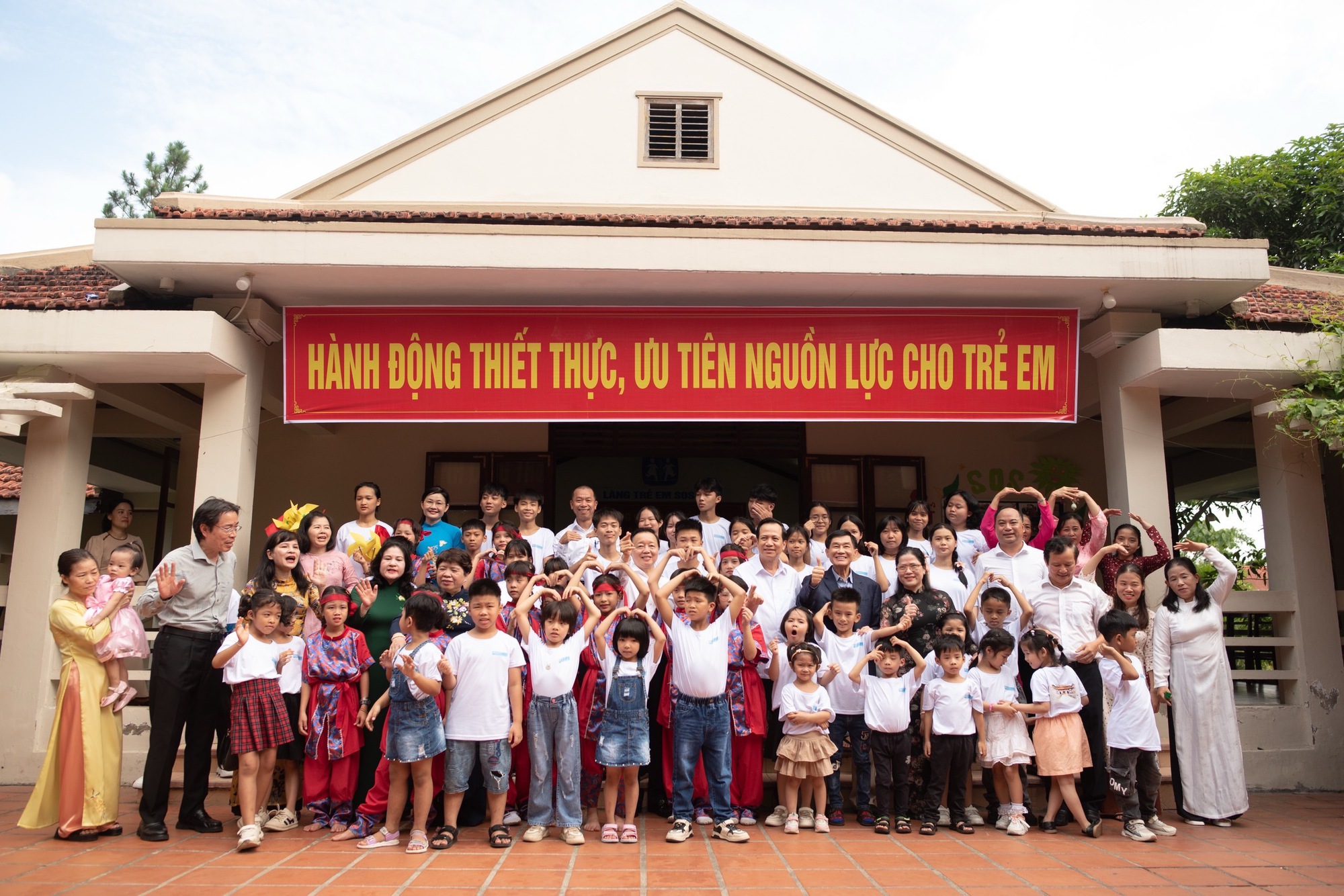 &Ocirc;ng Johnathan Hạnh Nguyễn mang tiền &ldquo;vợ thưởng&rdquo; đi bảo trợ trẻ em- Ảnh 2.