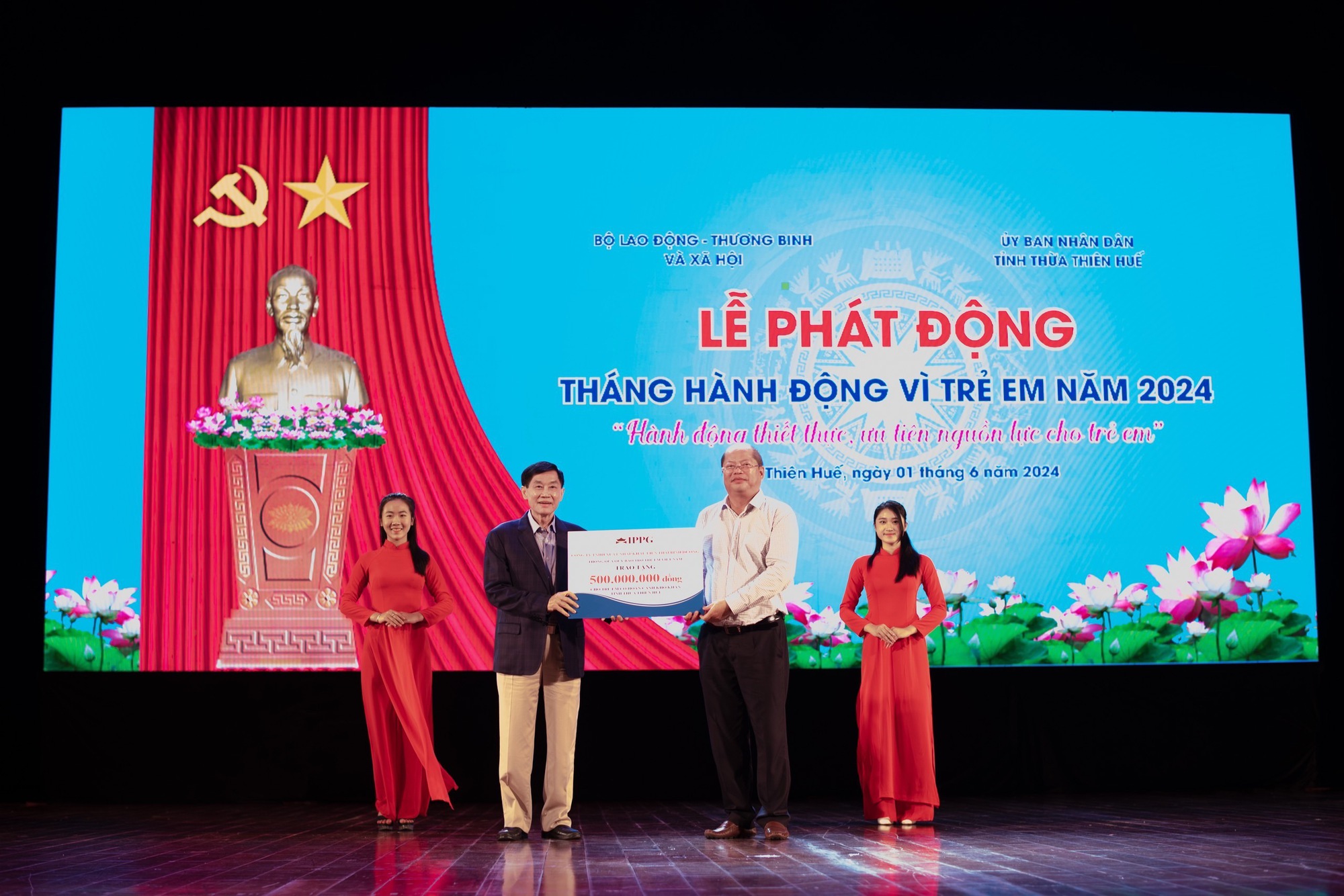 &Ocirc;ng Johnathan Hạnh Nguyễn mang tiền &ldquo;vợ thưởng&rdquo; đi bảo trợ trẻ em- Ảnh 1.