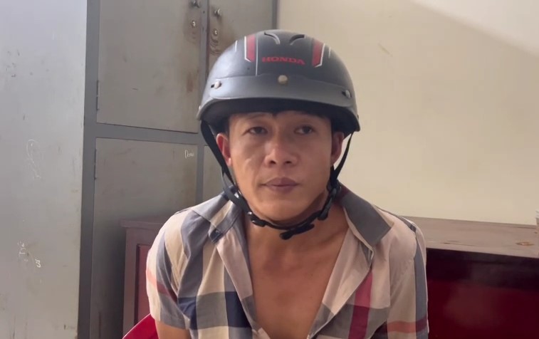CLIP: Bắt đối tượng ch&iacute;ch điện, cướp d&acirc;y chuyền v&agrave;ng ngay trong qu&aacute;n- Ảnh 1.