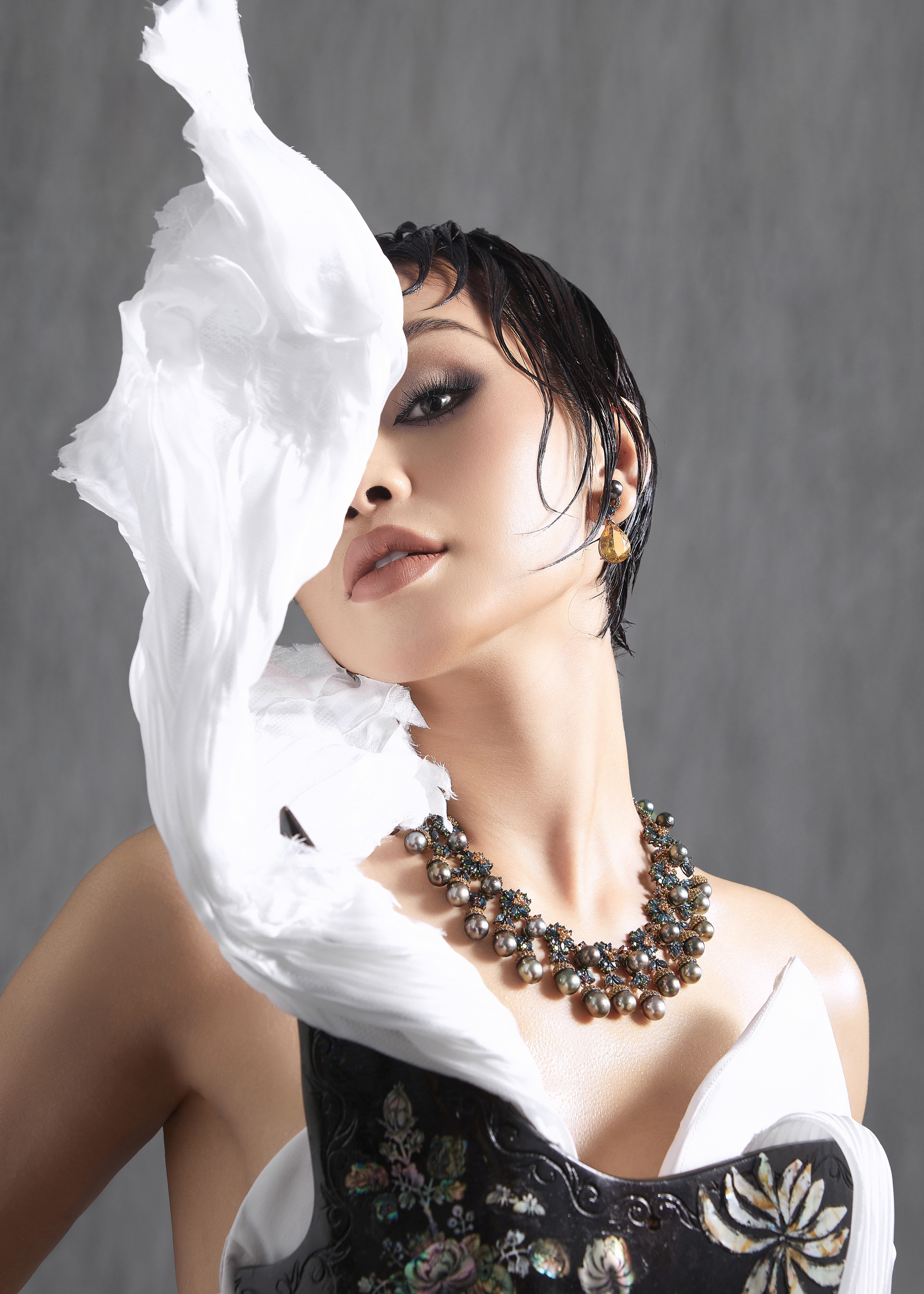 Bộ v&aacute;y lỡ hẹn Cannes của L&ecirc; Thu Trang c&oacute; g&igrave; đặc biệt?- Ảnh 3.