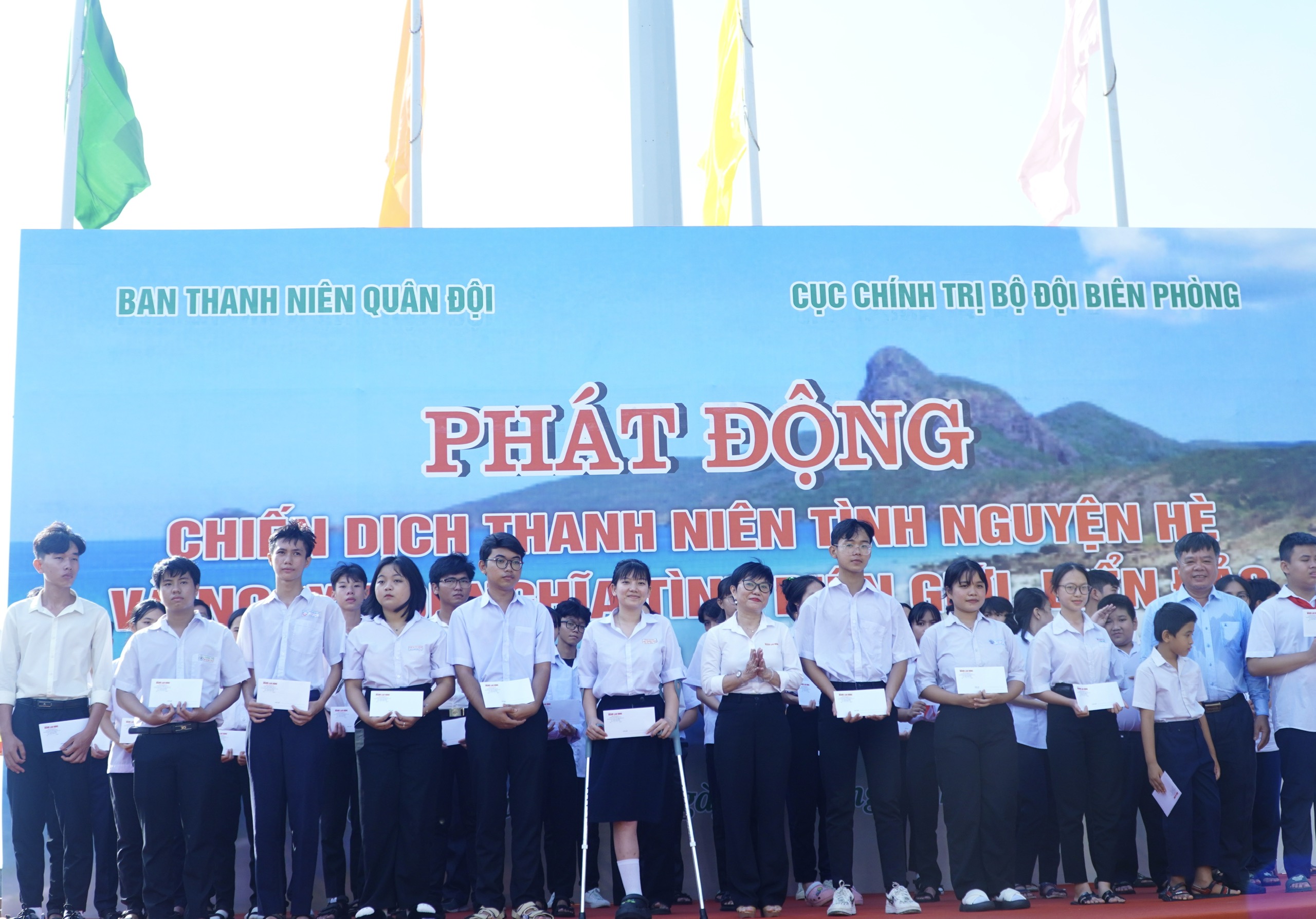 Trao 2.000 lá cờ Tổ quốc cùng 70 phần học bổng tại Bà Rịa - Vũng Tàu- Ảnh 5.